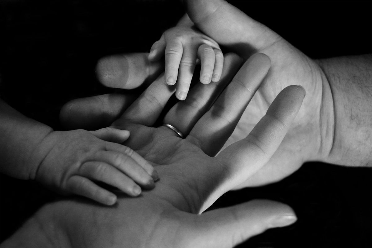mâinile bebelușului și ale părintelui