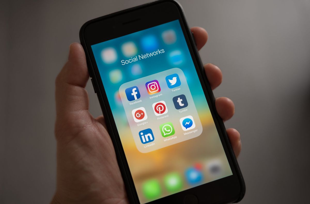 iPhone-Bildschirm mit Social-Media-Apps