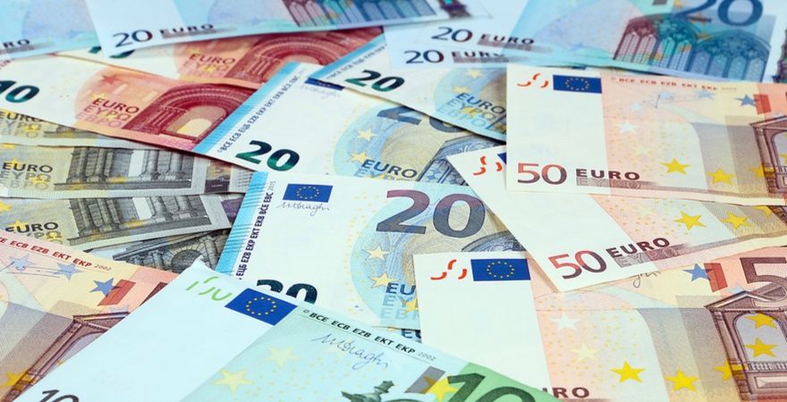 Billetes de euro después de transacciones de comercio electrónico