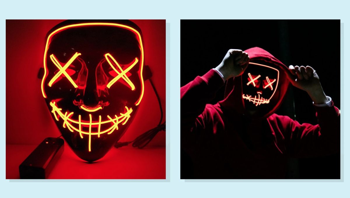 један поред другог црвене маске за осветљавање и неко ко носи исту маску