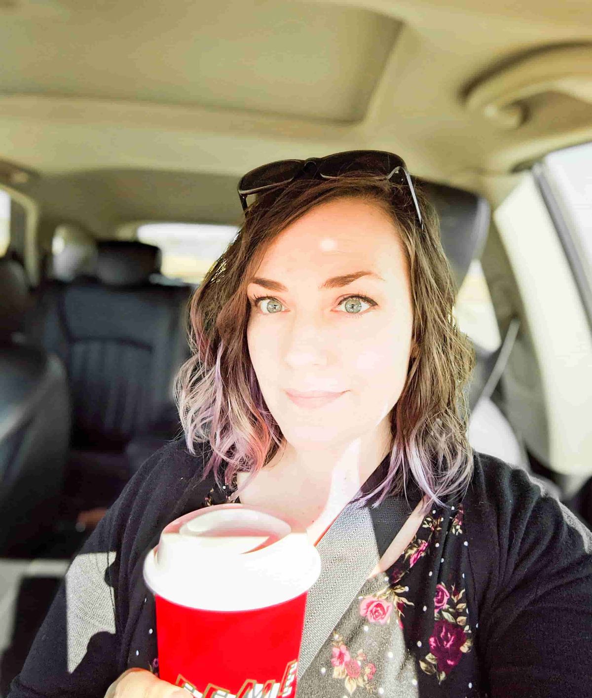 Courtney White Selfie mit Kaffeetasse