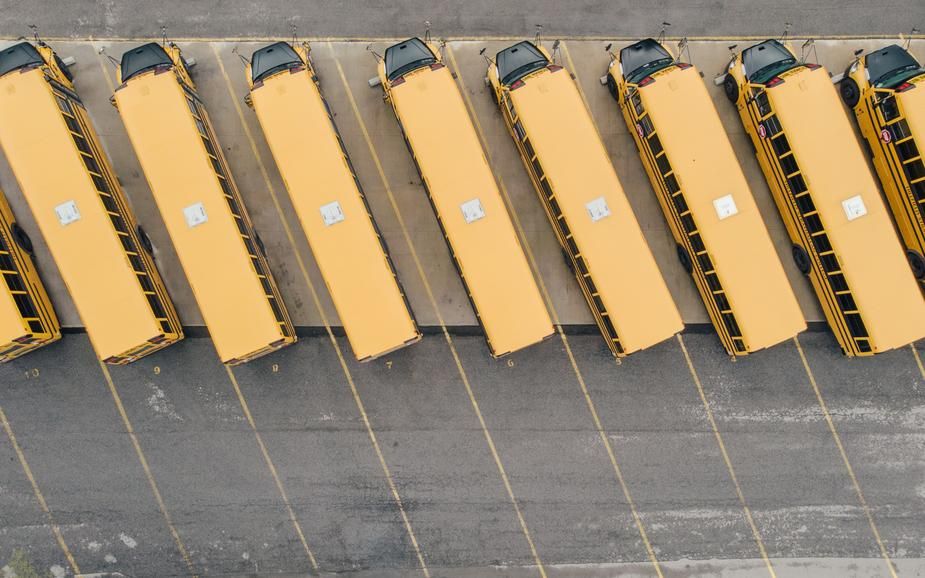 Pysäköidyt keltaiset koulubussit