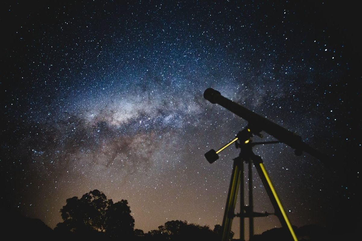 Foto des Nachthimmels und eines Teleskops