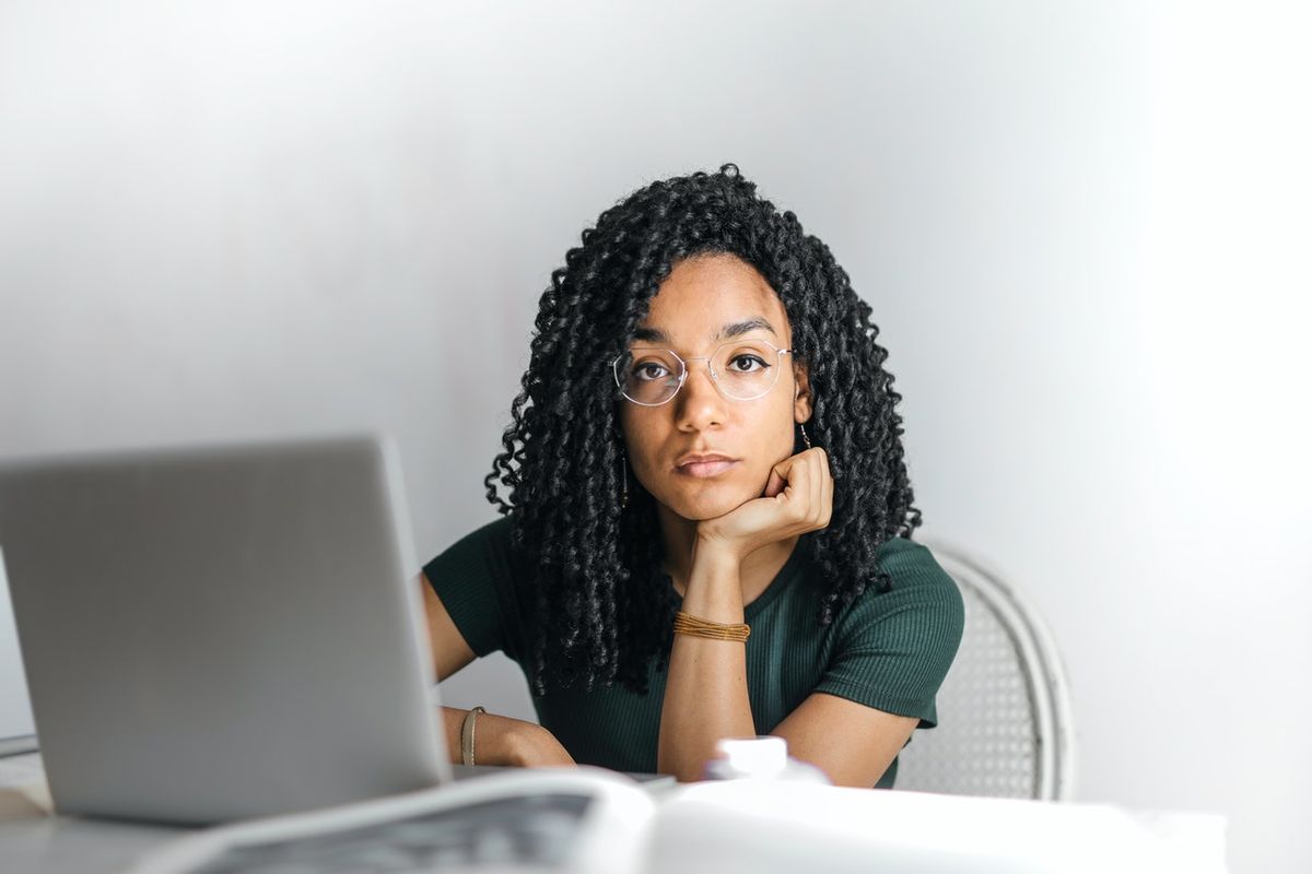mujer usando una computadora