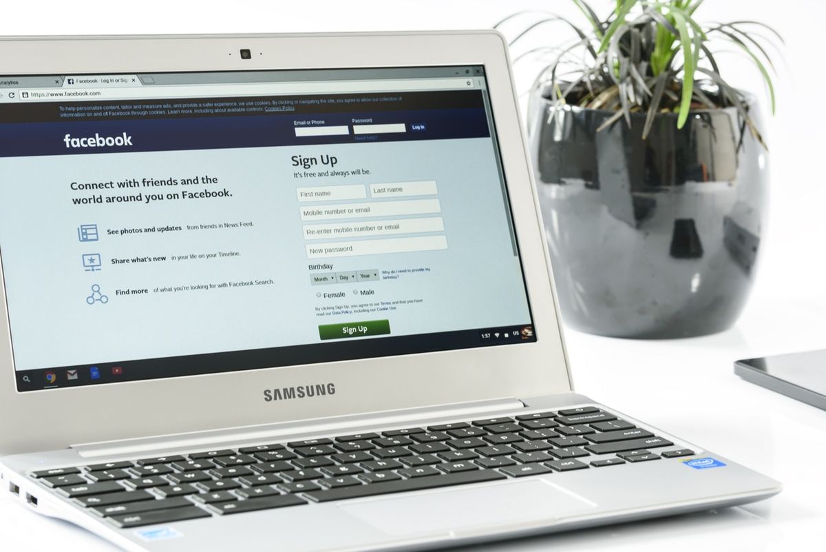 सैमसंग का एक लैपटॉप फेसबुक लॉगिन स्क्रीन के साथ खुला है