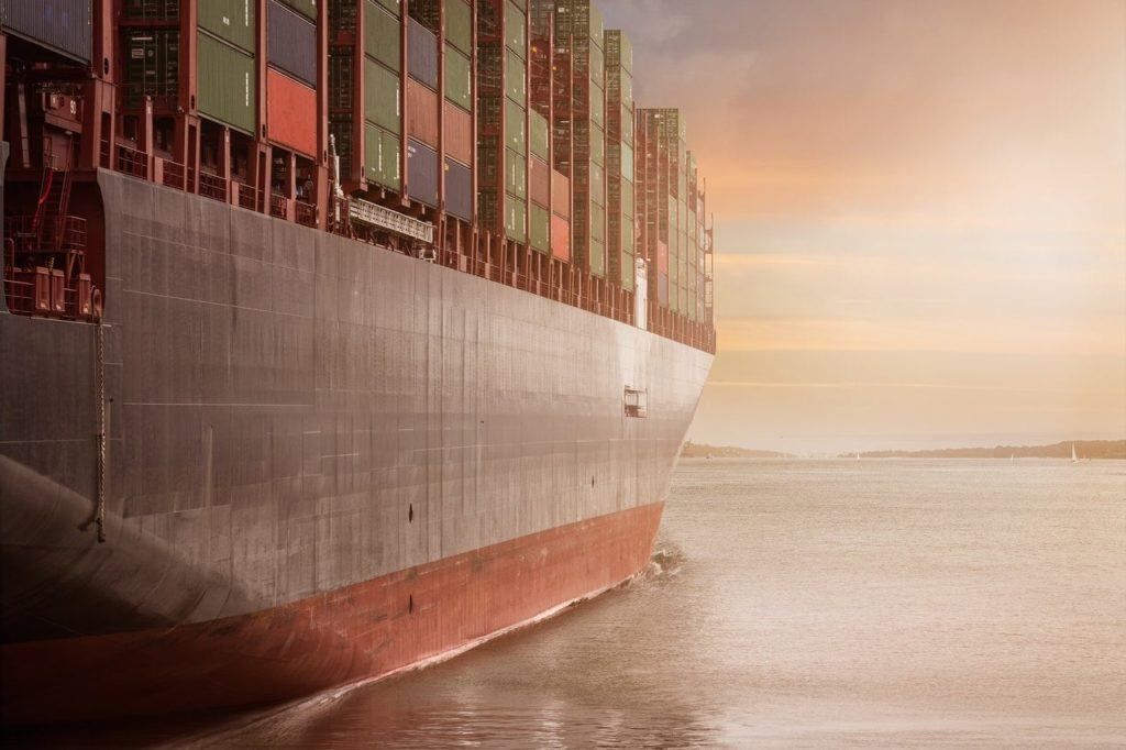 Los contenedores de transporte de barcos grandes indican los costos de envío
